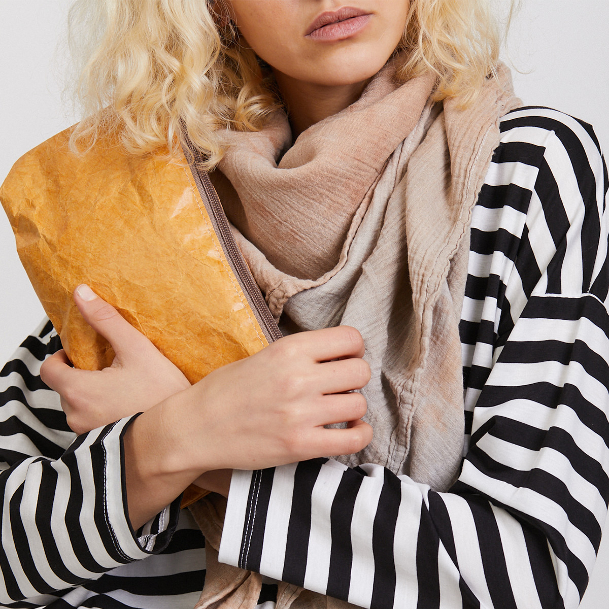 מארז מבושם, נרתיק שיקי במיוחד, סבון טבעי ומבשם אויר – תמונה 5