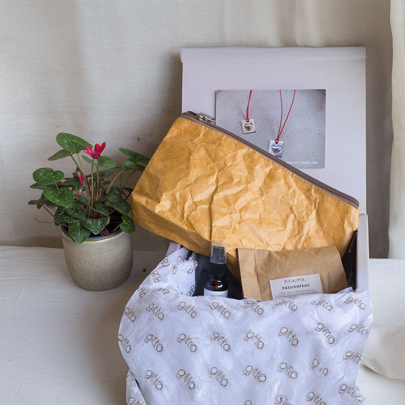 מארז מבושם, נרתיק שיקי במיוחד, סבון טבעי ומבשם אויר